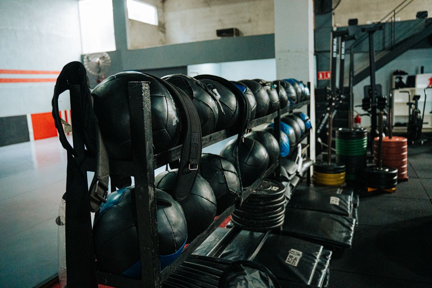 Implementos y discos en la sala de Vital Fit