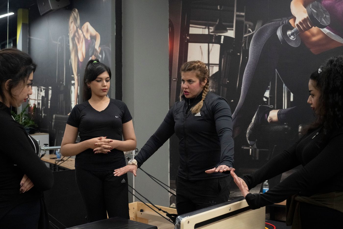 Clase grupal reducida entrenando con su instructor