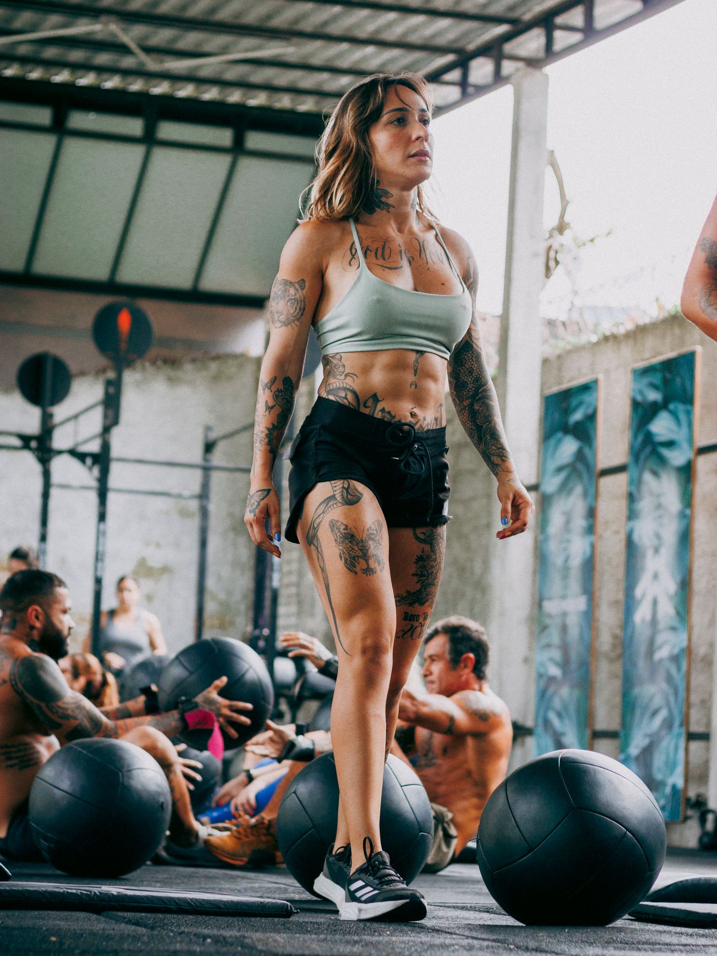 Balones medicinales en un box de entrenamiento funcional