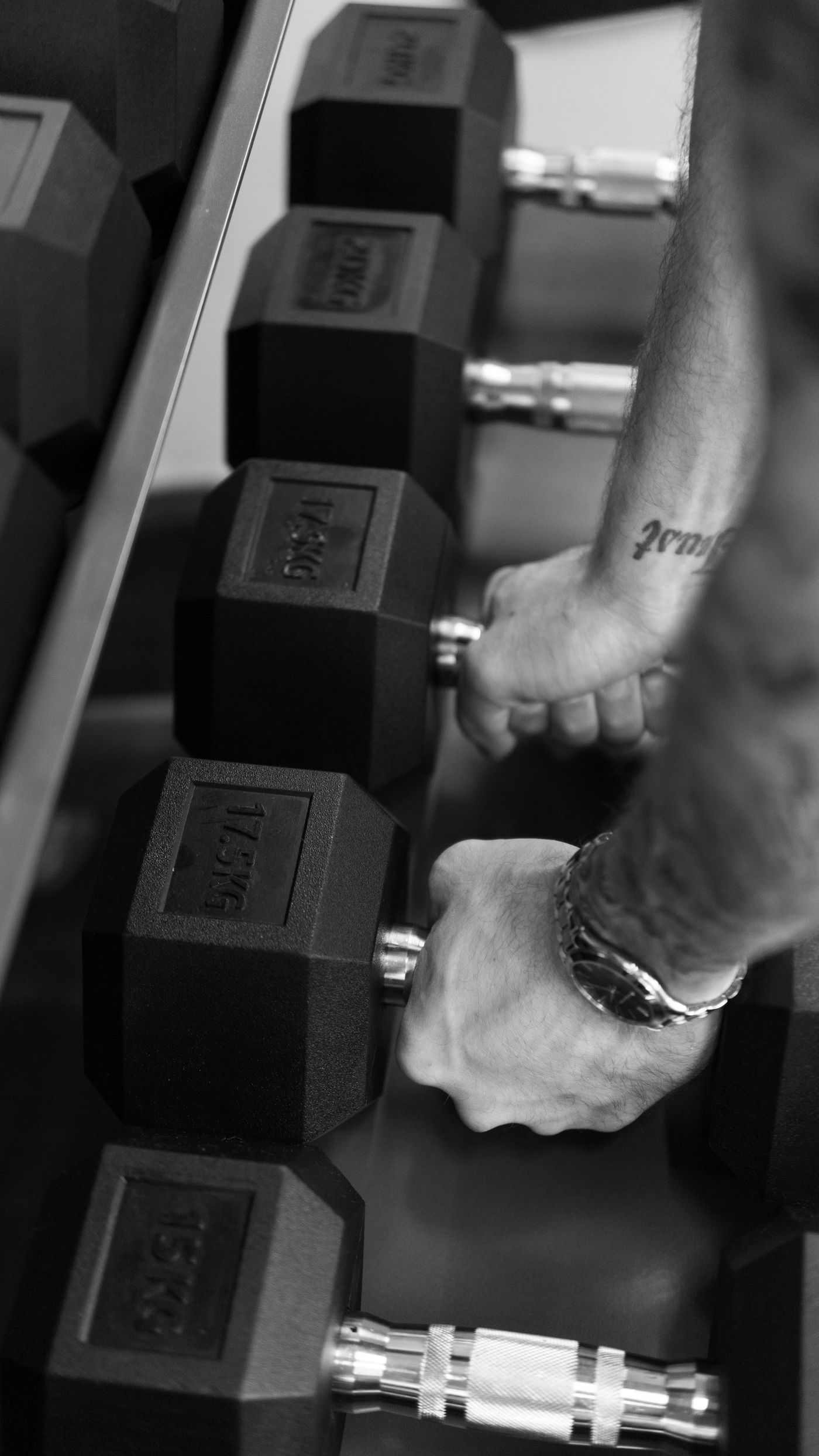 Rack de mancuernas hexagonales en la sala de Vital Fit